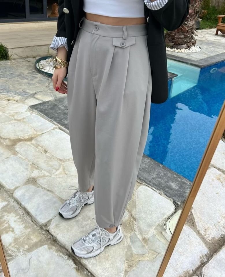 DÜGME DETAYLI HAVUÇ PANTOLON GRİ